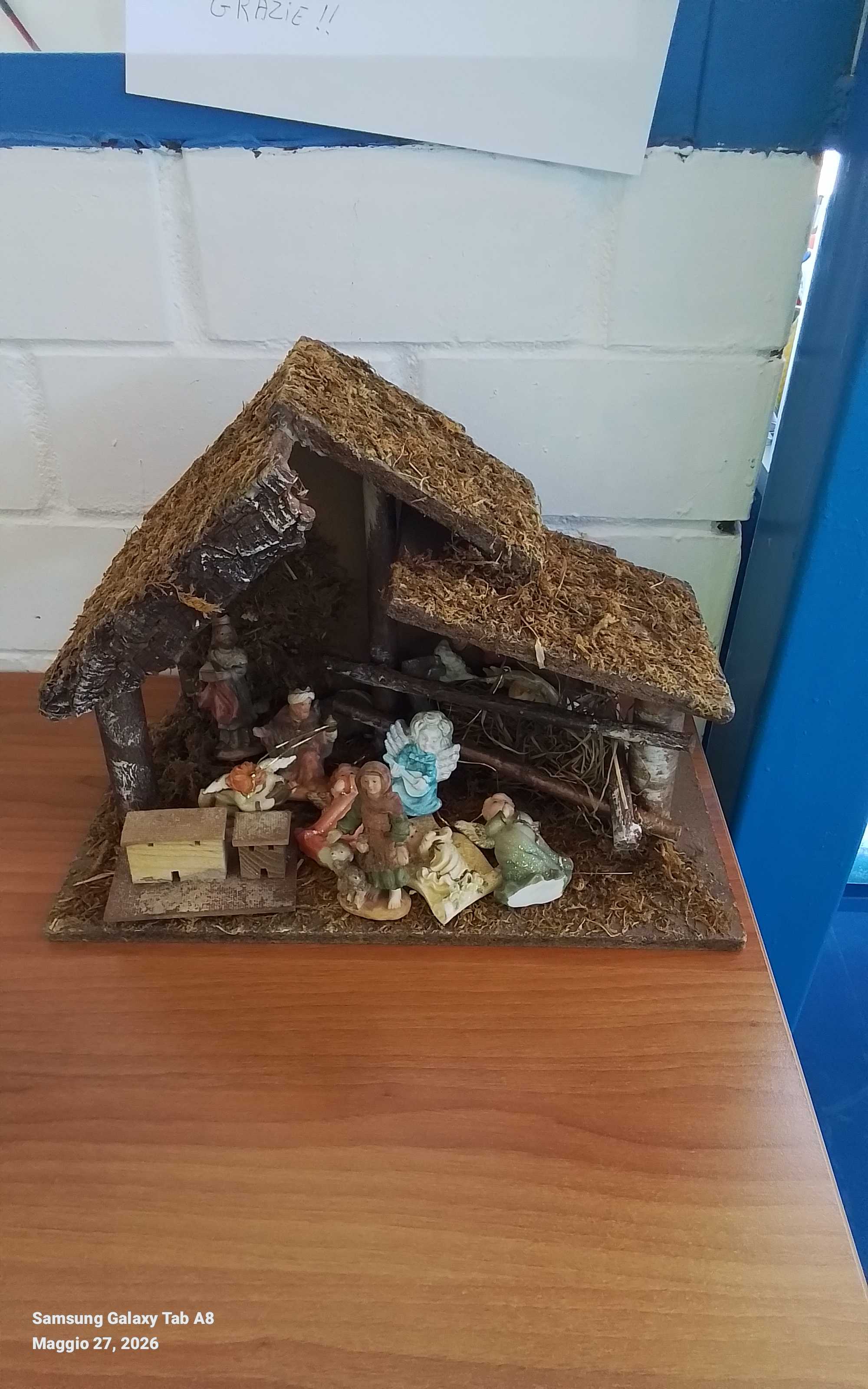casetta natalizia con statuine
